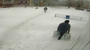 Podrzuciła kilkanaście reklamówek z odzieżą pod dworzec. PKS ostrzega 