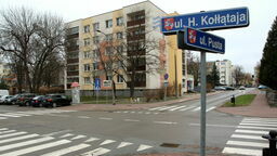 Skrzyżowanie ul. Kołłątaja z Pustą charakteryzuje się ograniczoną widocznością. Mieszkańcy osiedla i miejscy radni chcą zmian, które poprawiłyby bezpieczeństwo kierowców i pieszych