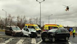 Wypadek dwóch aut osobowych. Droga zablokowana