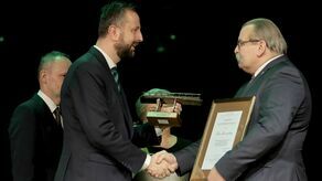 Lech Leszczyński, dyrektor Zespołu Tańca Ludowego UMCS odbiera z rąk wicepremiera, ministra obrony narodowej i szefa PSL Władysława Kosiniaka-Kamysza Nagrodę im. Edwarda Wojtasa