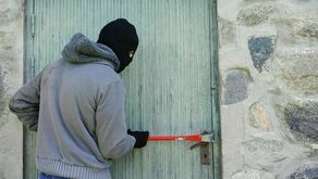 To sezon dla włamywaczy. Jak zabezpieczyć mieszkanie?