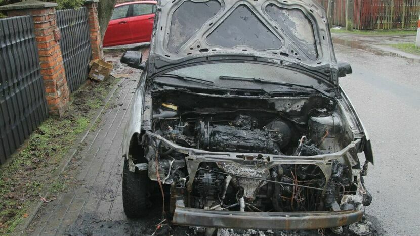 Jeden z podpalonych samochodów