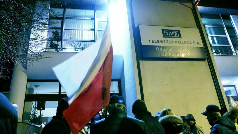 Piątkowy protest przed lubelskim ośrodkiem TVP przeciwko zmianom w mediach publicznych, na który zapraszali politycy Prawa i Sprawiedliwości, m.in. Przemysław Czarnek