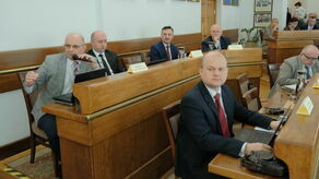 Radni PiS w lubelskiej Radzie Miasta. Na pierwszym planie Tomasz Pitucha (z mikrofonem) i Piotr Popiel