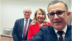 Witamy na pokładzie - napisał na swoim facebookowym profilu prezydent Zamościa Andrzej Wnuk zamieszczając zdjęcie z Moniką Żur, nową szefową zamojskiej oświaty. Na dalszym planie Jerzy Michalski