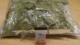 Narkotyki zostały skonfiskowane, a sprawy obu przesyłek z marihuaną będzie teraz prowadzić policja