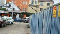 Plac Szkolny Dwór jest ogrodzony od października