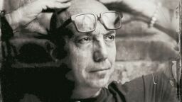 Tomasz Man o sobie: Moja biografia: jestem mężem, ojcem, reżyseruje, pisze, uczę, gram na gitarze i biegam