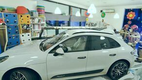 Samochód wjechał do jednej z sal prywatnego żłobka z łatwością przebijając szklaną witrynę 