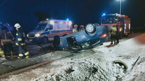 Ford dachował. Pasażerką była ciężarna kobieta