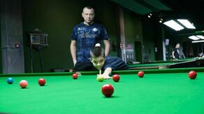 Cieszyłem się, bo treningi dość szybko dały efekty. Snooker czy bilard to sport, który na początku przynosi dużo frustracji; zwłaszcza, kiedy nic nie wychodzi – mówi Michał Szubarczyk. Na drugim planie jego tata i trener, Kamil Szubarczyk