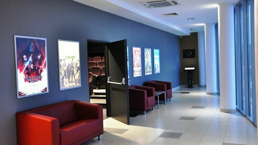 W zeszłym roku CKF Stylowy przeprowadziło kompleksowy remont jednej z sal kinowych.  Modernizacja objęła wymianę foteli, wykładziny oraz przebudowę widowni i oświetlenia