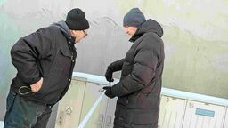 Artur Szymczyk, zastępca prezydenta Lublina, w asyście mieszkańców Wapiennej mierzy jeden z tzw. sięgaczy. Niestety często nie mają nawet 2,5 metra szerokości, co uniemożliwia wjazd pojazdów asenizacyjnych

