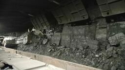 Na szczególne wyróżnienie zasługuje imponująca długość tej ściany, tj. aż 380 metrów W terminologii górniczej, „długość” ściany w kopalni jest to obszar pomiędzy dwoma chodnikami przyścianowymi, w którym eksploatuje się pokład węgla. Z kolei „wybieg” ściany to obszar w głąb górotworu, który przeznaczony jest do eksploatacji dla danej ściany wydobywczej

