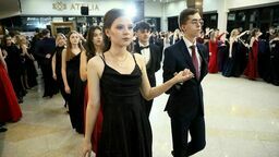 Poloneza czas zacząć. Tak bawili się uczniowie III LO w Lublinie