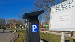 Na parkingu przy ul. Partyzantów przy jednym z  urządzeń do sprzedaży biletów informacja o tym, kiedy trzeba płacić jest, ale przy drugim już takiej nie umieszczono. Oba urządzenia działają również w okresie, gdy parkingi są z opłat wyłączone