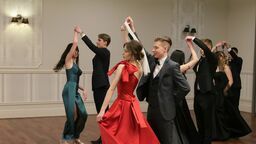 Młodzież bawiła się z szykiem i gracją