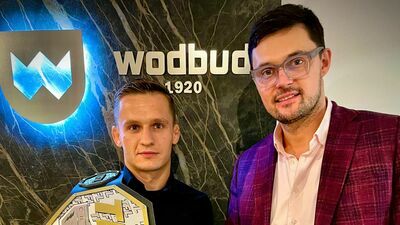 Kamil Giez (z lewej) wywalczył pas mistrzowski TFL

