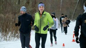 W śnieżnej aurze biegali wokół zalewu