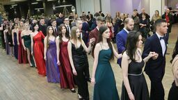 Polonez rozpoczynający studniówkę XIX LO im. Jerzego i Marii Kuncewiczów w Lublinie