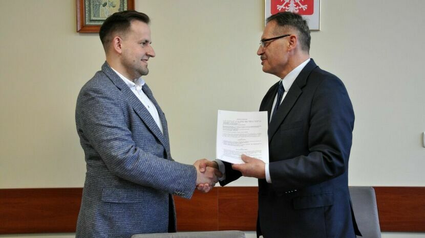 We wtorek burmistrz Jerzy Rębek podpisał umowę z wykonawcą budowy ulicy Św. Andrzeja Boboli 