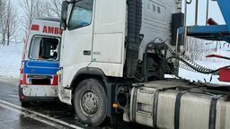 Karetka jechała do chorego i wpadła w poślizg. Poszkodowany ratownik