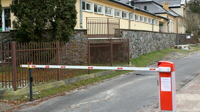 W 2004 roku ówczesne władze uznały, że dojazd do jednego z miejskich przedszkoli trafi w prywatne ręce. Teraz właściciele ziemi chcą ograniczyć swobodę korzystania ze swojej działki - stąd widoczny na zdjęciu szlaban