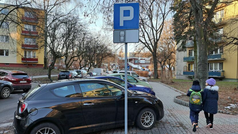 Choć na odcinku ul. Wajdeloty przed skrzyżowaniem z ul. Wileńską stoi znak nakazujący parkowanie równoległe, kierowcy od lat parkują tu "na skos". Miasto wkrótce zmieni oznakowanie.