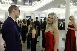 Studniówki 2024. Uczniowie VII LO już odtańczyli poloneza