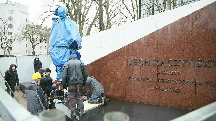 Rzeźba przedstawiająca Lecha Kaczyńskiego na razie pozostaje owinięta folią