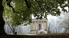 Świątynia Sybilli to jeden z najbardziej znanych zabytków w Puławach. Położona w parku rotunda razem z całym założeniem parkowo-ogrodowym w przyszłości może trafić na listę światowego dziedzictwa UNESCO