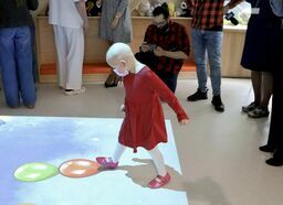 - Nasi pacjenci tutaj nie tylko się leczą, ale spędzają kilka miesięcy i tutaj po prostu żyją. Dlatego potrzebują też tego, żeby w tych momentach mieć możliwość zabawy i nauki - prof. dr hab. n. med. Katarzyna Drabko, kierownik oddziału