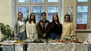 "Dziewczęta" na jednym z charytatywnych kiermaszy 