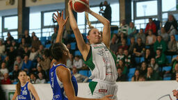 Kylee Shook (z piłką) dominowała w strefie podkoszowej