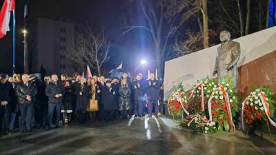 Już stoi, czas na uroczyste odsłonięcie