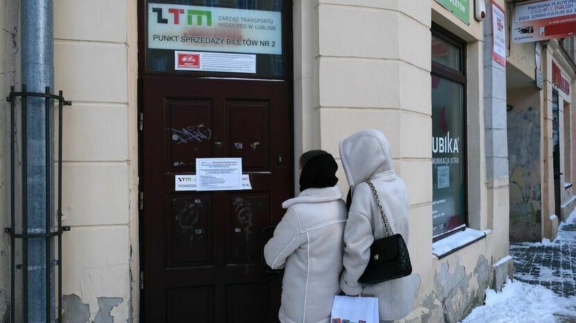 W poniedziałek nie brakowało osób, które chciały zakupić przejazdówkę w Punkcie Sprzedaży Biletów przy ul. Zielonej. Placówka była zamknięta. Punkt znika z centrum miasta i przenosi się na nowy Dworzec Lublin.