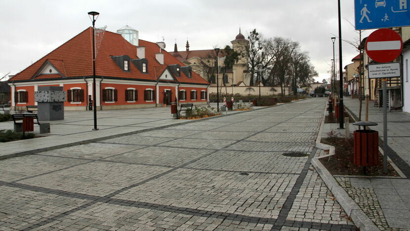 Końskowola miastem była nieprzerwanie od 1532 do 1870 roku. Obecnie jedna z większych wiejskich miejscowości powiatu puławskiego z populacją liczącą ponad 2 tys. osób