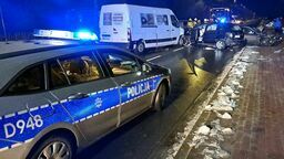 Według wstępnych ustaleń kierowca dostawczego opla zjechał na lewy pas jezdni i zderzył się czołowo z innym autem