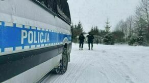 Policjanci uratowali mężczyznę. 47-latek klęczał na śniegu i nie miał siły by się podnieść 