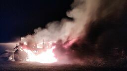 Spalił się budynek gospodarczy. Ogień zniszczył znajdujący się wewnątrz sprzęt