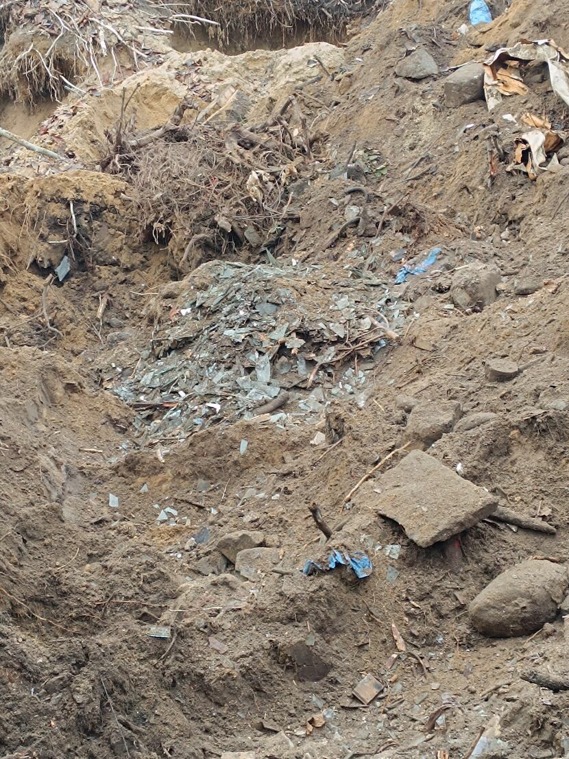 Po przekopaniu koparką na placu dawnego SKR-u  w Borkach ujawniono odpady, m.in. szkło 