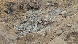 Po przekopaniu koparką na placu dawnego SKR-u  w Borkach ujawniono odpady, m.in. szkło 