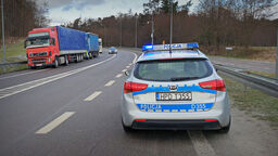 Według nieoficjalnych doniesień metalowe narzędzia miały wysypać się z samochodu o ciemnym lakierze