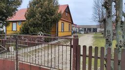 Dom, w którym obecnie mała Julka mieszka z ojcem