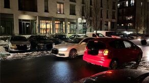 Okolice przedszkoli na Węglinie Południowym w godzinach szczytu korkują się, bo z powodu braku miejsc postojowych część kierowców parkuje na jezdni. Sami kierowcy przyznaja, że często nie mają innego wyjścia