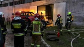 Pożar hali z węglem. W akcji został poszkodowany strażak 