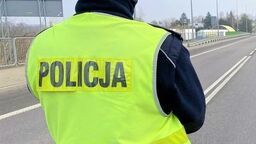 Zaparkował w rowie i bełkotał. Kierowca skody ma spore kłopoty 