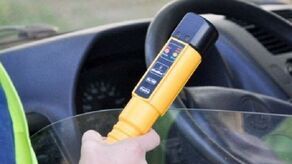 Pijany zasnął pod sklepem. Przyjechał po... alkohol