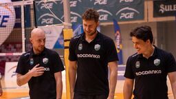 Trener Bartłomiej Rebzda (pierwszy z lewej) sprawił razem z siatkarzami, że hala w Chełmie podczas meczów wypełnia się w komplecie