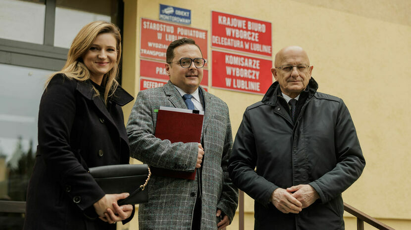 Krzysztof Żuk (z prawej) w towarzystwie szefowej swojego sztabu Beaty Stepaniuk-Kuśmierzak i pełnomocnika wyborczego Bartłomieja Zwolakiewicza